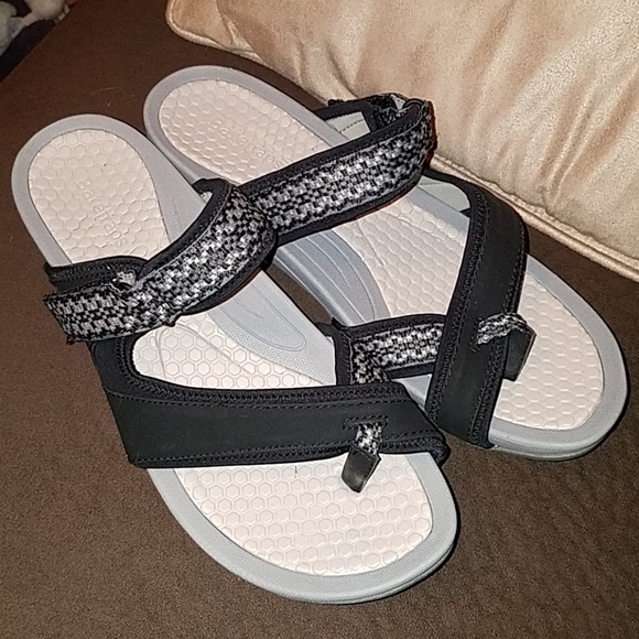 baretraps soozie rebound technology sandals